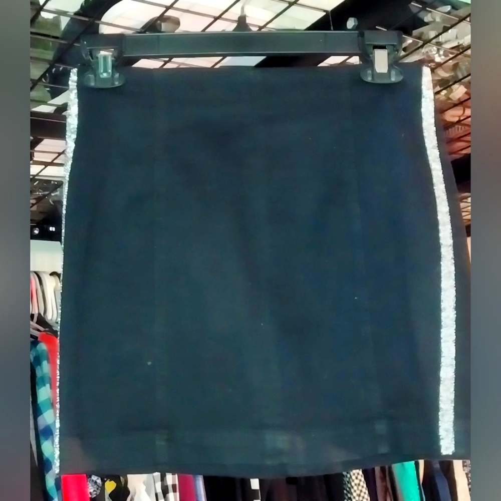 Tinseltown Junior's Black/Silver Sparkly Mini Skirt